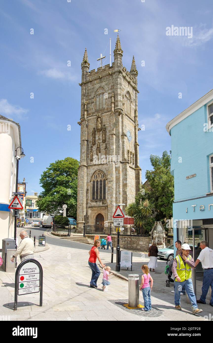 Fore Street und Holy Trinity Church, St Austell, Cornwall, England, Vereinigtes Königreich Stockfoto