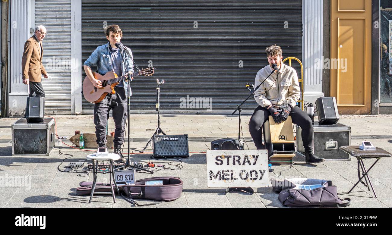 Die Stray Melody Popgruppe, die in der Grafton Street, Dublin, Irland, Stockfoto