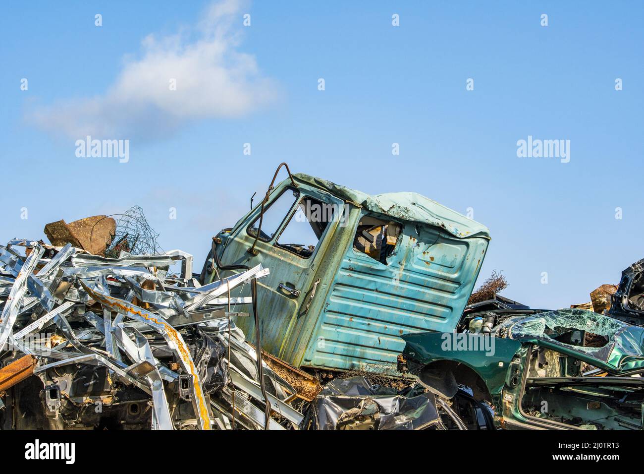 Alte zerstörte Autos auf dem Schrottplatz warten auf Recycling Stockfoto