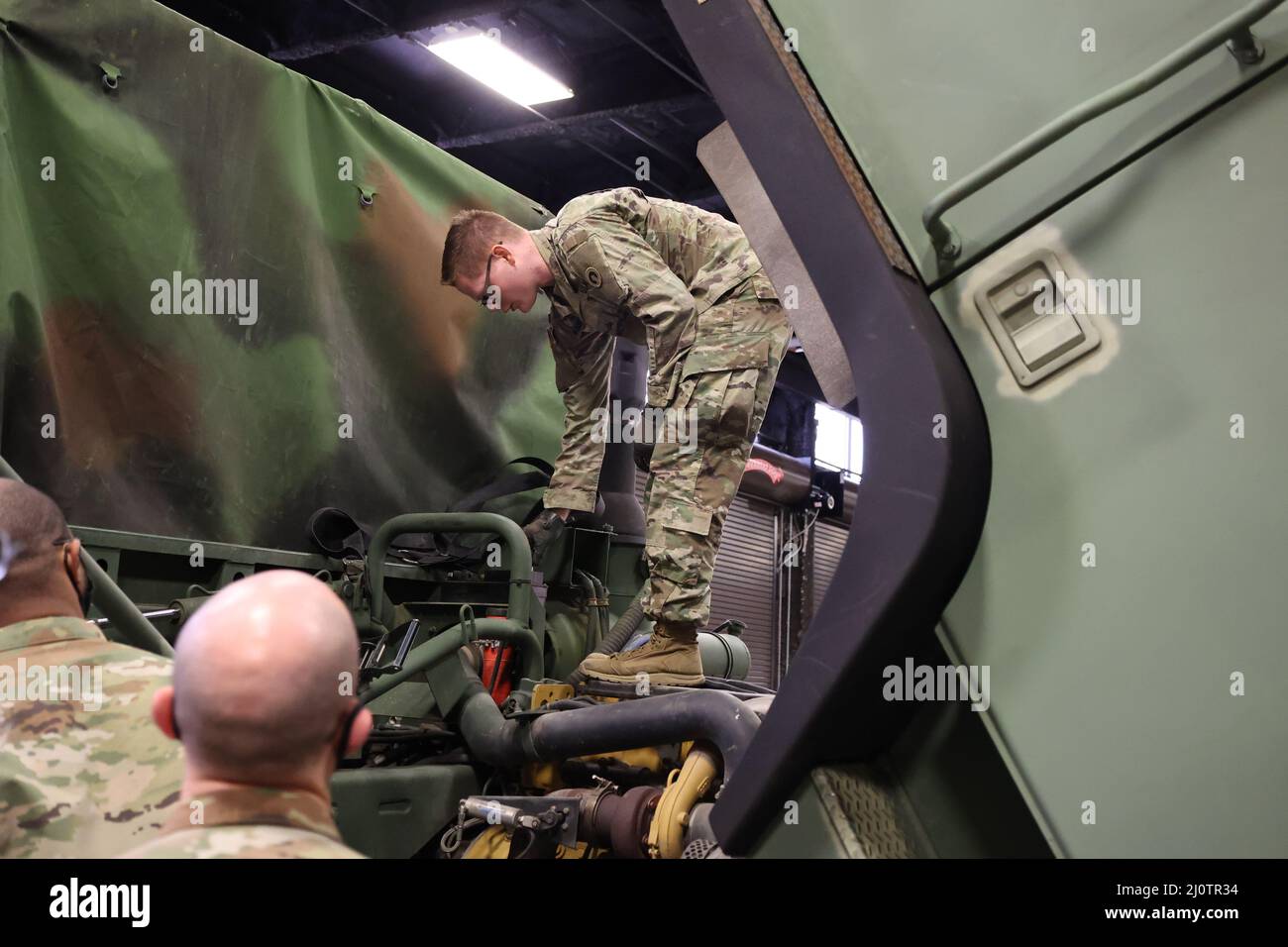 Sgt. Micah Parkhurst, Mechaniker für Radfahrzeuge, 1. Theatre Sustainment Command, überprüft das Öl auf einem Light Medium Tactical Vehicle (LMTV) während der Blackjack-Trainingszeit in Fort Knox, Kentucky, 27. Januar 2022. Die Soldaten wurden in den Themen Fahrzeugrückgewinnung und Risikomanagement geschult. (USA Armeefoto von Sgt. Jimmie Baker) Stockfoto