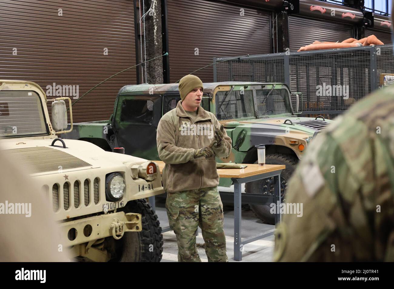 Sgt. 1. Klasse David Bevins, Mechaniker für Radfahrzeuge, 1. Theatre Sustainment Command, instruiert Soldaten in Fort Knox, Kentucky, am 27. Januar 2022, über die Verfahren zur Fahrzeugrückgewinnung. Die Soldaten erhielten auch ein Risikomanagement, um die Sicherheit des Personals während der Genesung zu gewährleisten. (USA Armeefoto von Sgt. Jimmie Baker) Stockfoto