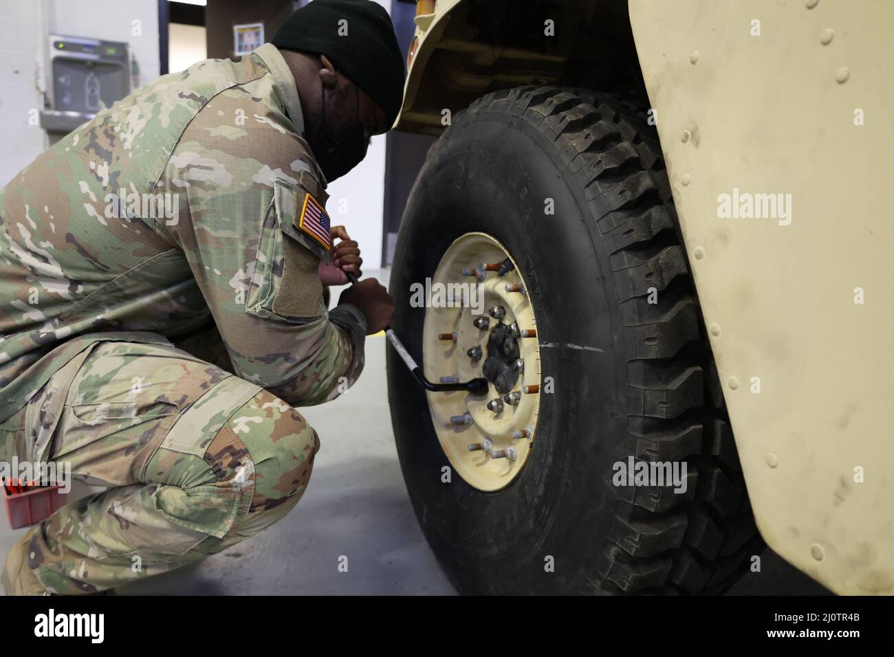 Spc. Brandon Stevenson, Mechaniker für Radfahrzeuge, 1. Theatre Sustainment Command, löst eine Rennmutter auf einem Reifen, bevor sie während der Blackjack-Trainingszeit in Fort Knox, Kentucky, am 27. Januar 2022 entfernt wird. Stevenson unterrichtete eine Klasse über die Verfahren zum Auswechseln eines Reifens. (USA Armeefoto von Sgt. Jimmie Baker) Stockfoto