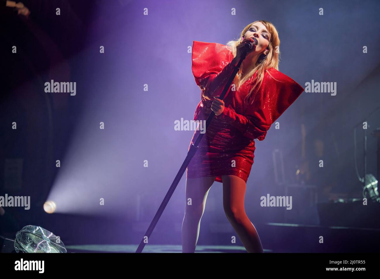 Manchester, Großbritannien. 19.. März 2022. Lauren Mayberry, Iain Cook und Martin Doherty von CHVRCHES treten bei Manchester O2 Apollo auf. 2021-03-19. Kredit: Gary Stockfoto