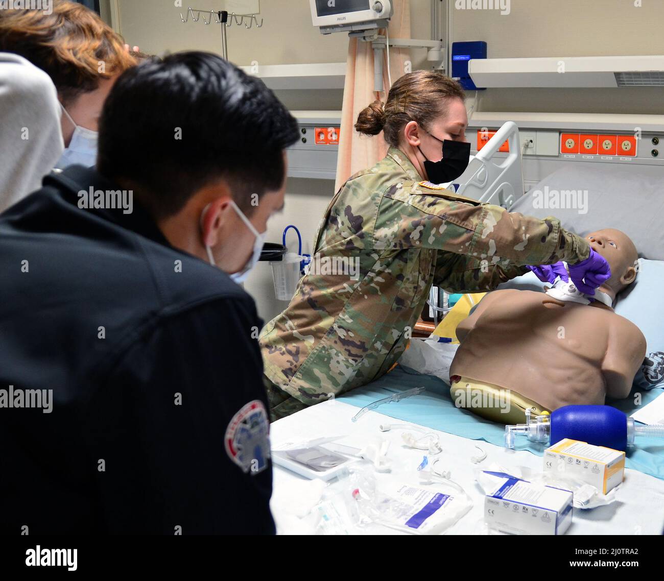 1. LT. Hannah Wieland, Medizinische Chirurgische Krankenschwester, , am Landstuhl Regional Medical Center (LRMC) demonstriert Tracheotomie-Versorgung während einer Krankenschwester Skill Fair am LRMC am 28. Januar. Die Nurse Skill Fair bietet medizinischen Fachkräften von LRMC Erfahrungen aus erster Hand bei medizinischen Notfällen. Stockfoto