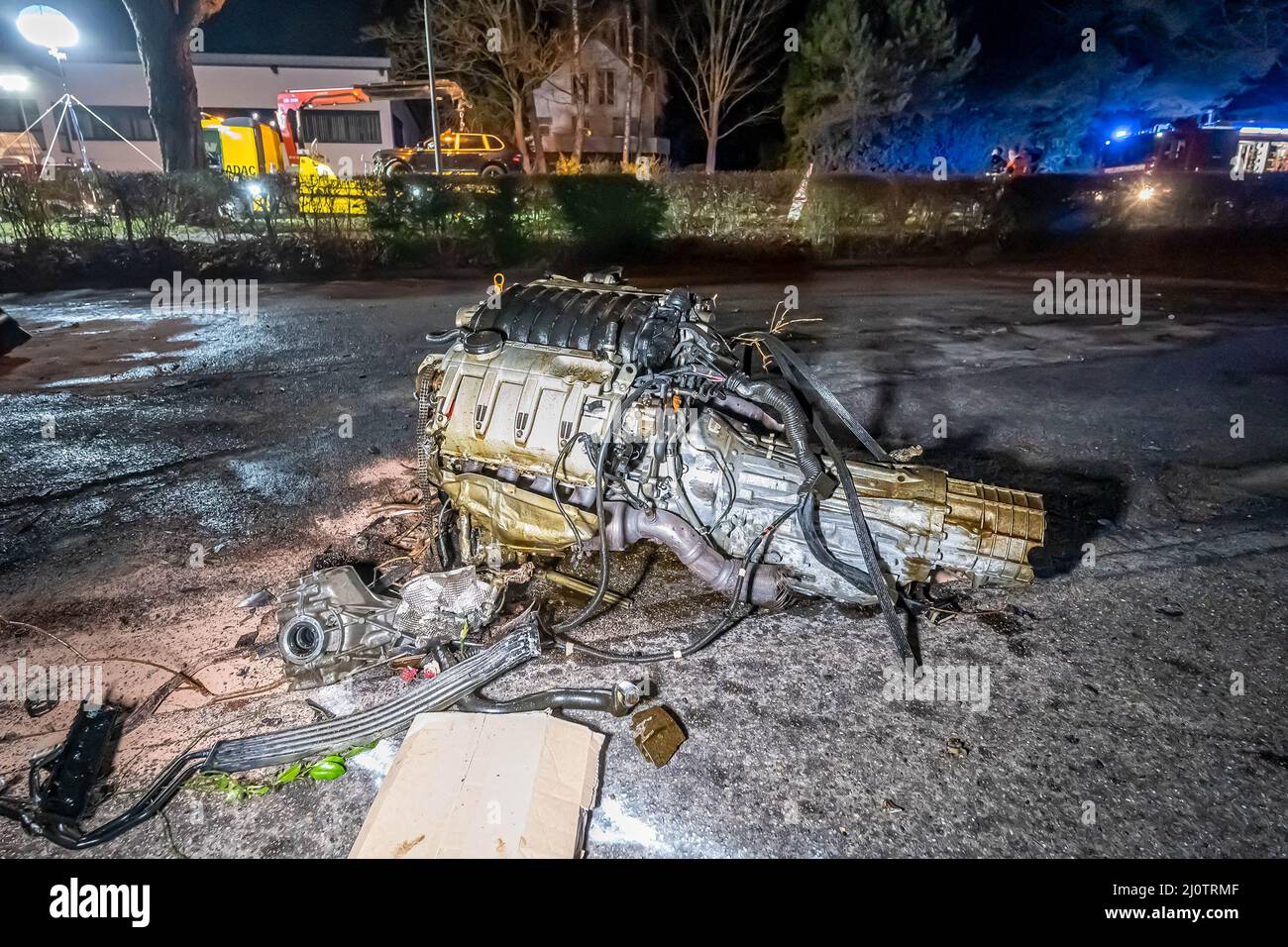 Lindlar, Deutschland. 20. März 2022. Nach einem Unfall liegt ein herausgerissener Motorblock auf der Straße. Ein Fahrer stürzte sein Auto in Lindlar (Oberbergischer Kreis) auf einen Baum und erlitt lebensbedrohliche Verletzungen. Nach Angaben der Polizei verließ das Auto des Mannes am späten Sonntagnachmittag die Straße aus Gründen, die noch nicht erklärt wurden. Bei der Kollision mit dem Baum wurde laut Bericht der Motorblock des Autos herausgerissen und flog Meter lang. Quelle: Markus Klümper/dpa/Alamy Live News Stockfoto