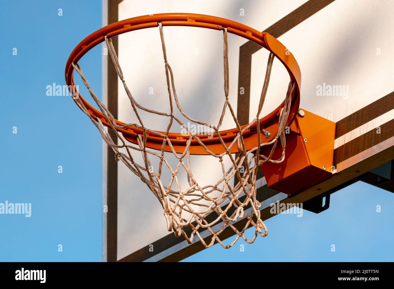 Basketballkorb aus nächster Nähe auf blauem Himmel Hintergrund  Stockfotografie - Alamy