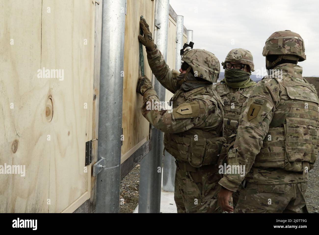 Kampfingenieure der US-Armee mit 1. Brigadeingenieur-Bataillon, 1. Panzerbrigade-Kampfteam, 1. Infanterie-Division, legen eine Sprengladung während der städtischen Durchbrecherausbildung im Novo Selo Training Area, Bulgarien, 27. Januar 2022. Bulgarien ist ein standhafter und freundlicher Gastgeber für die auf der NSTA stationierten Kräfte und stellt Rotationseinheiten erstklassige Einrichtungen zur Verfügung, die zur allgemeinen Kampfbereitschaft beitragen, die für die Erfüllung unserer NATO-Verpflichtung, unseren Verbündeten und Partnern zu stehen, von entscheidender Bedeutung ist. (USA Armeefoto von Sgt. Adam Manternach) Stockfoto