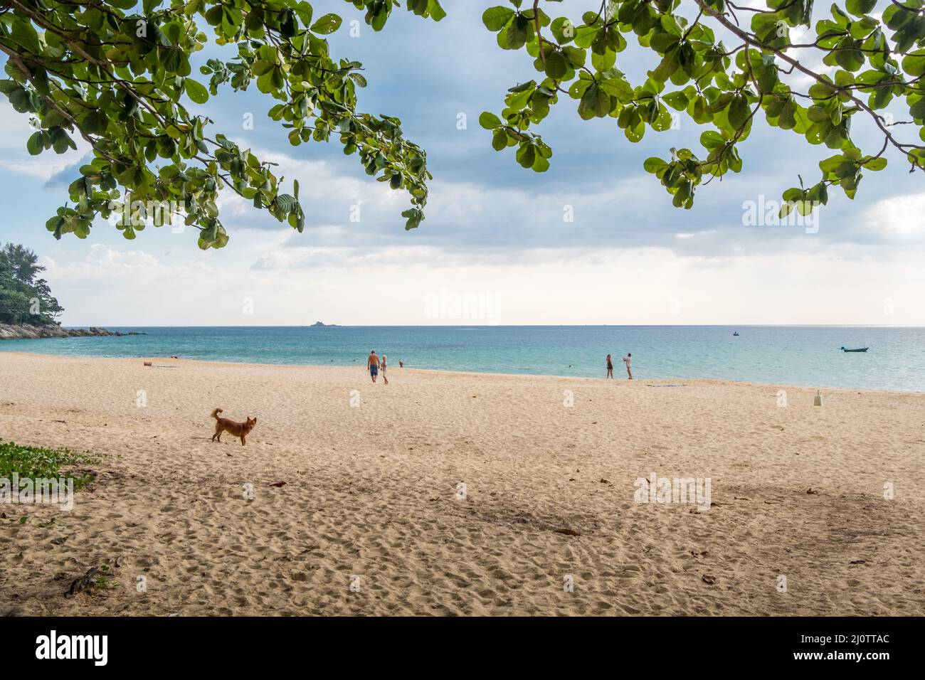 Nai Yang Beach in der Nähe des internationalen Flughafens Phuket. Phuket ist eine große Insel und ein beliebtes Reiseziel in Thailand Stockfoto