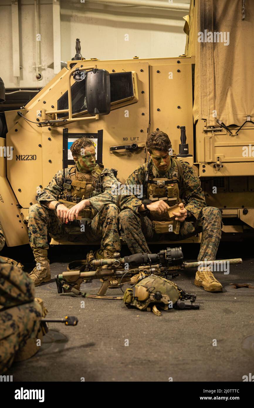 U.S. Marine Corps CPL. Jameson Copeland, links, und CPL. Jedah-Trauben bereiten sich auf den Aufbruch während der Composit Training Unit Exercise (COMPTUEX) an Bord der USS Kearsarge (LHD 3) am 27. Januar 2022 vor. Die 22. MEU und die Amphibious Squadron (PHIBRON) Six sind für COMPTUEX im Gange, um sich auf einen bevorstehenden Einsatz vorzubereiten. COMPTUEX ist die letzte Phase des MEU-Vorbereitungsprogramms auf See; es zielt darauf ab, die Fähigkeiten des ARG/MEU zu testen und eine Einsatzzertifizierung zu erreichen. (USA Marine Corps Foto von Sgt. Armando Elizalde) Stockfoto