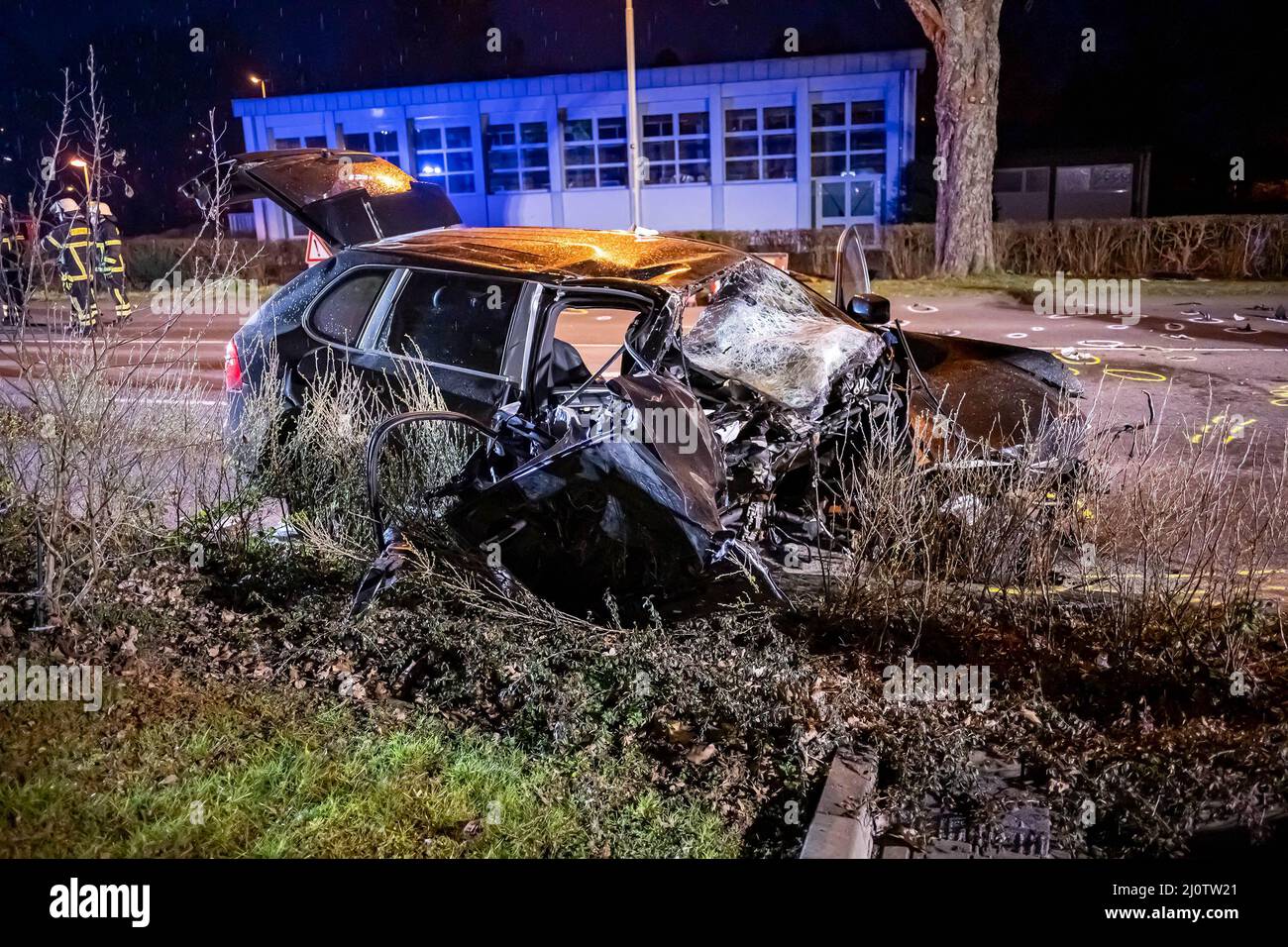 Lindlar, Deutschland. 20. März 2022. Das am Unfall beteiligte Auto liegt auf der Straße. Ein Fahrer stürzte sein Auto in Lindlar (Oberbergischer Kreis) auf einen Baum und erlitt lebensbedrohliche Verletzungen. Nach Angaben der Polizei verließ das Auto des Mannes am späten Sonntagnachmittag die Straße aus Gründen, die noch nicht erklärt wurden. Bei der Kollision mit dem Baum wurde laut Bericht der Motorblock des Autos herausgerissen und flog Meter lang. Quelle: Markus Klümper/dpa/Alamy Live News Stockfoto