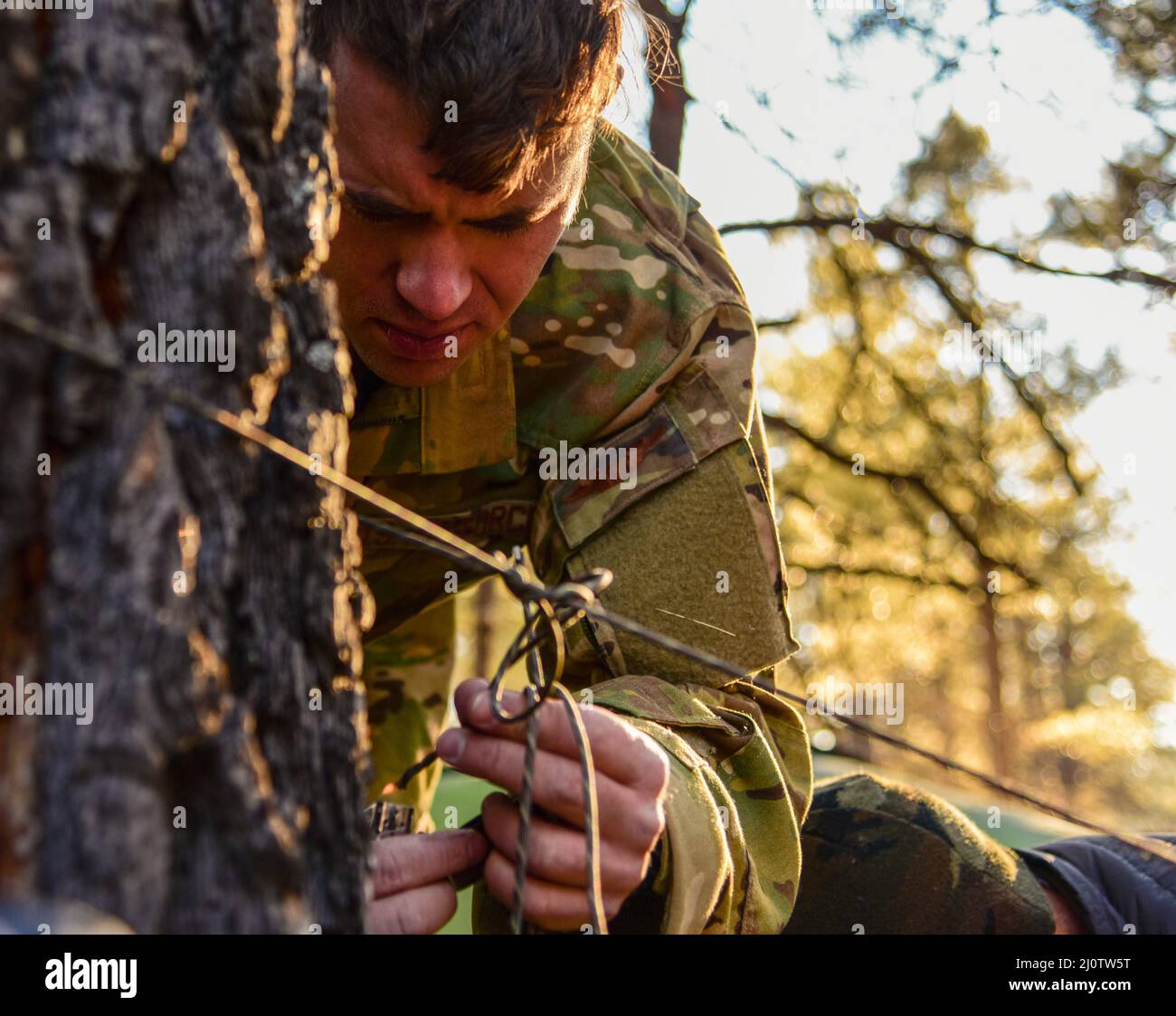 US Air Force Capt. Gannon McDonald, 55. Rescue Squadron HH-60G Pave Hawk Pilot, richtet ein Überlebensheim im Camp Navajo in Flagstaff, Arizona, ein, 27. Januar 2022. Die 55. RQS absolvierten ein agiles Kampftraining, indem sie an einem Notfallort in einer simulierten arktischen Umgebung lebten und operierten und hochgelegene Such- und Rettungsszenarien durchführte, um sich für den nächsten High-End-Kampf zu stellen. (USA Luftwaffe Foto von Senior Airman Kaitlyn Ergish) Stockfoto