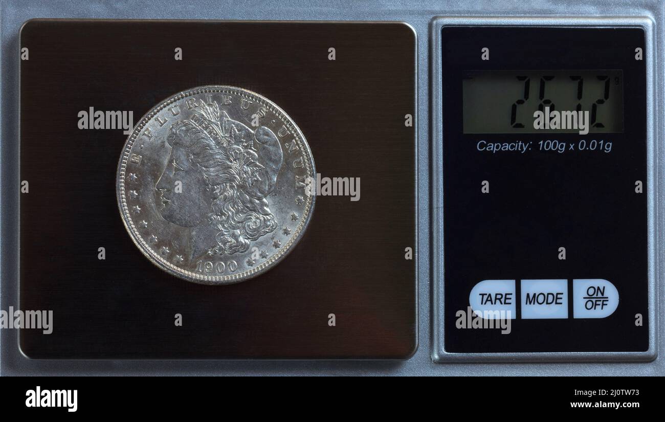 DER US-Dollar von Morgan wird zur Verifizierung auf digitaler Skala abgewogen Stockfoto