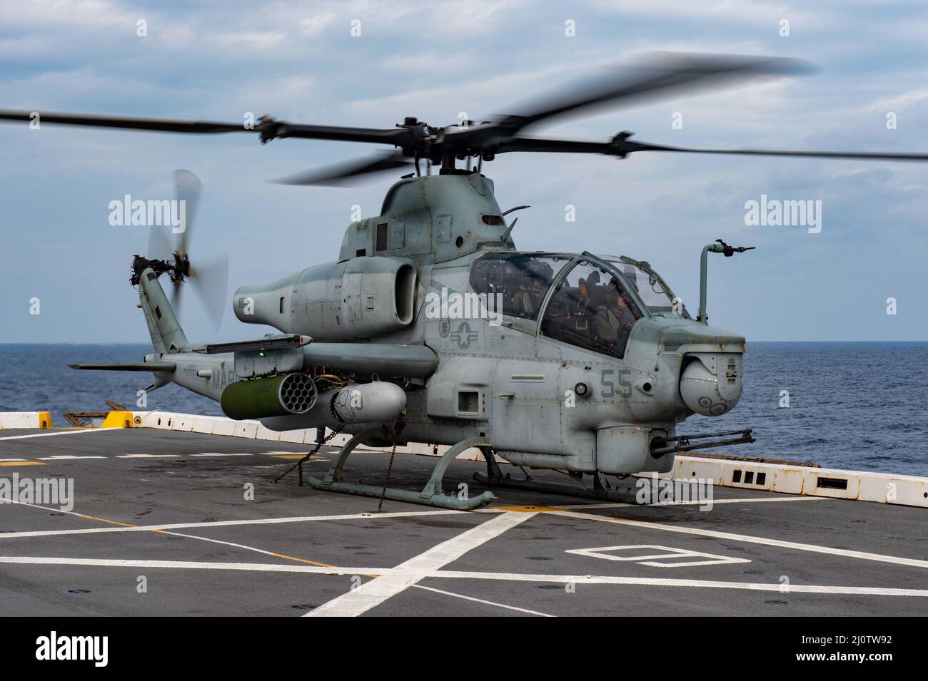 PHILIPPINISCHES MEER (Jan 27, 2022) ein AH-1Z Cobra Hubschrauber vom Marine Medium Tiltrotor Squadron (VMM) 265, bereitet sich auf den Start vom Flugdeck des amphibischen Transportschiffes USS Green Bay (LPD 20) vor. Green Bay, Teil der America Amphibious Ready Group, arbeitet zusammen mit der Marine Expeditionary Unit (MEU) von 31st im Verantwortungsbereich der US-Flotte von 7th, um die Interoperabilität mit Verbündeten und Partnern zu verbessern und als einsatzbereite Einsatztruppe zur Verteidigung von Frieden und Stabilität in der Indo-Pazifik-Region zu dienen. (USA Navy Foto von Mass Communication Specialist 2nd Klasse Jonathan D. Berli Stockfoto