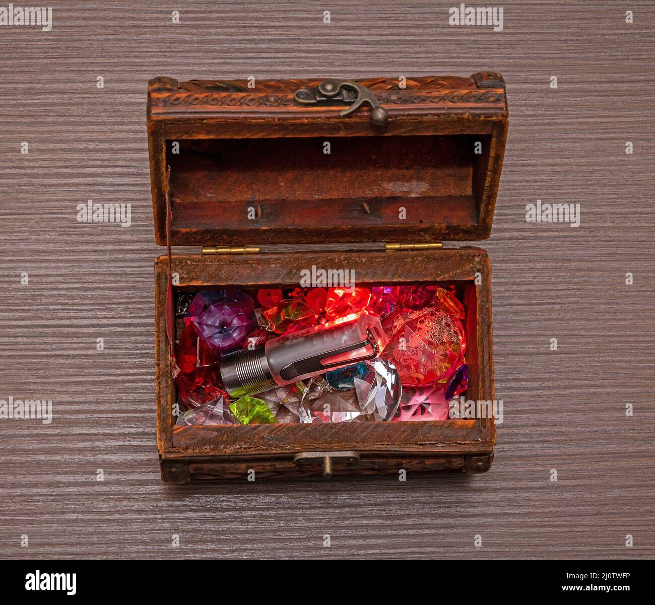Versteckte Schatzdiamanten und andere Luxusgegenstände in offener Holzkiste Stockfoto