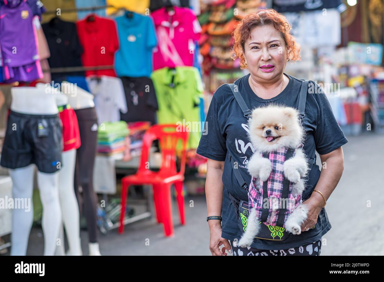 Frau mit Hund auf dem Nachtmarkt in Hua hin. Hua hin ist eines der beliebtesten Reiseziele in Thailand. Stockfoto