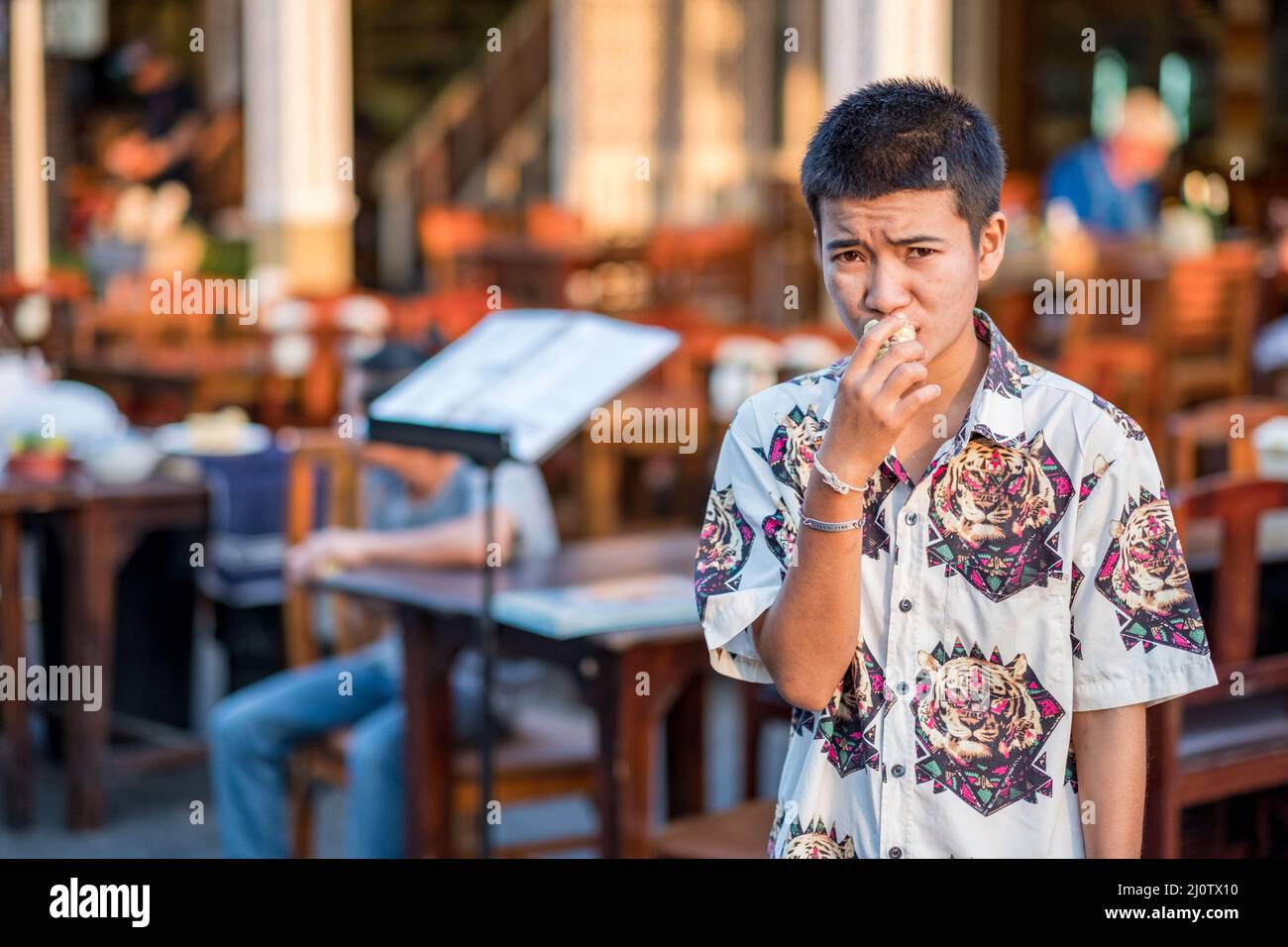 Der Kellner wartet auf die Gäste auf dem Nachtmarkt in Hua hin. Hua hin ist eines der beliebtesten Reiseziele in Thailand. Stockfoto