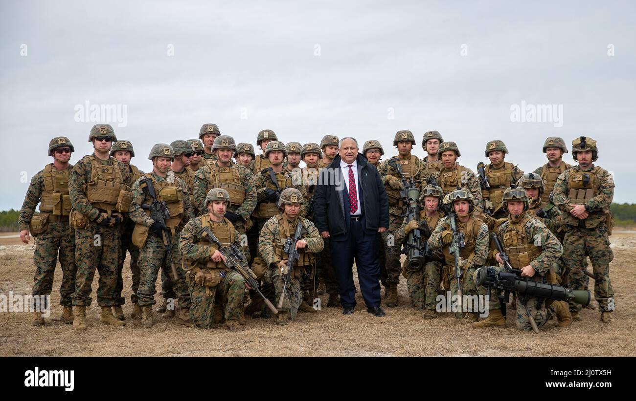 Marinesekretär Carlos Del Toro und US-Marineinfanteristen mit 1. Bataillons, 6. Marineregiment, 2D Marineregiment Pose für ein Foto während einer Live-Feuer-Demonstration von Range G-36 im Camp Lejeune, North Carolina, 28. Januar 2022. Der Besuch von del Toro im Camp Lejeune bot Marineinfanteristen und Matrosen die Gelegenheit zu demonstrieren, wie die US-Seestreitkräfte die mächtigste der Welt bleiben, indem sie weiterhin bauen, trainieren und sich ausrüsten, um den heutigen Kriegskampfbedürfnissen gerecht zu werden. Während seines Besuchs wurde Del Toro über die Littoral Übung I unterrichtet, bei der die Dienstmitglieder mit neuen Taktiken und FO experimentierten Stockfoto