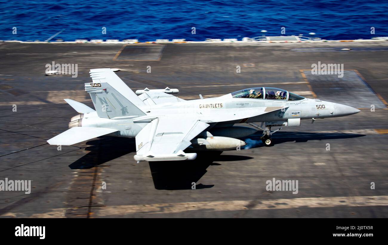 220128-N-MD461-1268 PHILIPPINISCHES MEER (JAN 28, 2022) ein EA-18G Growler, der den „Gauntlets“ des Electronic Attack Squadron (VAQ) 136 zugewiesen wurde, erholt sich am Flugdeck des Nimitz-Klasse-Flugzeugträgers USS Carl Vinson (CVN 70), 28. Januar 2022. Die Carl Vinson Carrier Strike Group ist im geplanten Einsatzbereich der US-Flotte für 7th im Einsatz, um die Interoperabilität durch Allianzen und Partnerschaften zu verbessern und gleichzeitig als einsatzbereite Truppe zur Unterstützung einer freien und offenen Region im Indo-Pazifik-Raum zu dienen. (USA Navy Foto von Mass Communication Specialist 3rd Class Jeff D. Kempton) Stockfoto