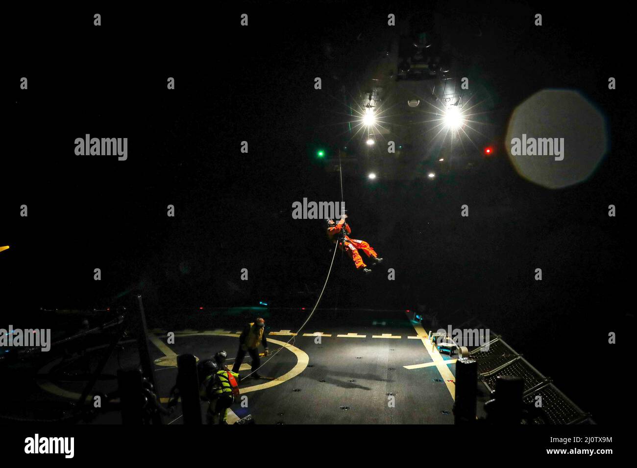 Atlantischer Ozean. 8. März 2022. Matrosen, die dem Lenkraketen-Zerstörer USS the Sullivans (DDG 68) der Arleigh Burke-Klasse zugewiesen wurden, unterstützen bei abendlichen Gefechtsoperationen auf dem Flugdeck des Schiffes, März 3. Die Sullivans werden im europäischen Operationssaal eingesetzt und nehmen an einer Reihe von maritimen Aktivitäten zur Unterstützung der Sechsten Flotte der USA und der NATO-Alliierten Teil. Quelle: U.S. Navy/ZUMA Press Wire Service/ZUMAPRESS.com/Alamy Live News Stockfoto