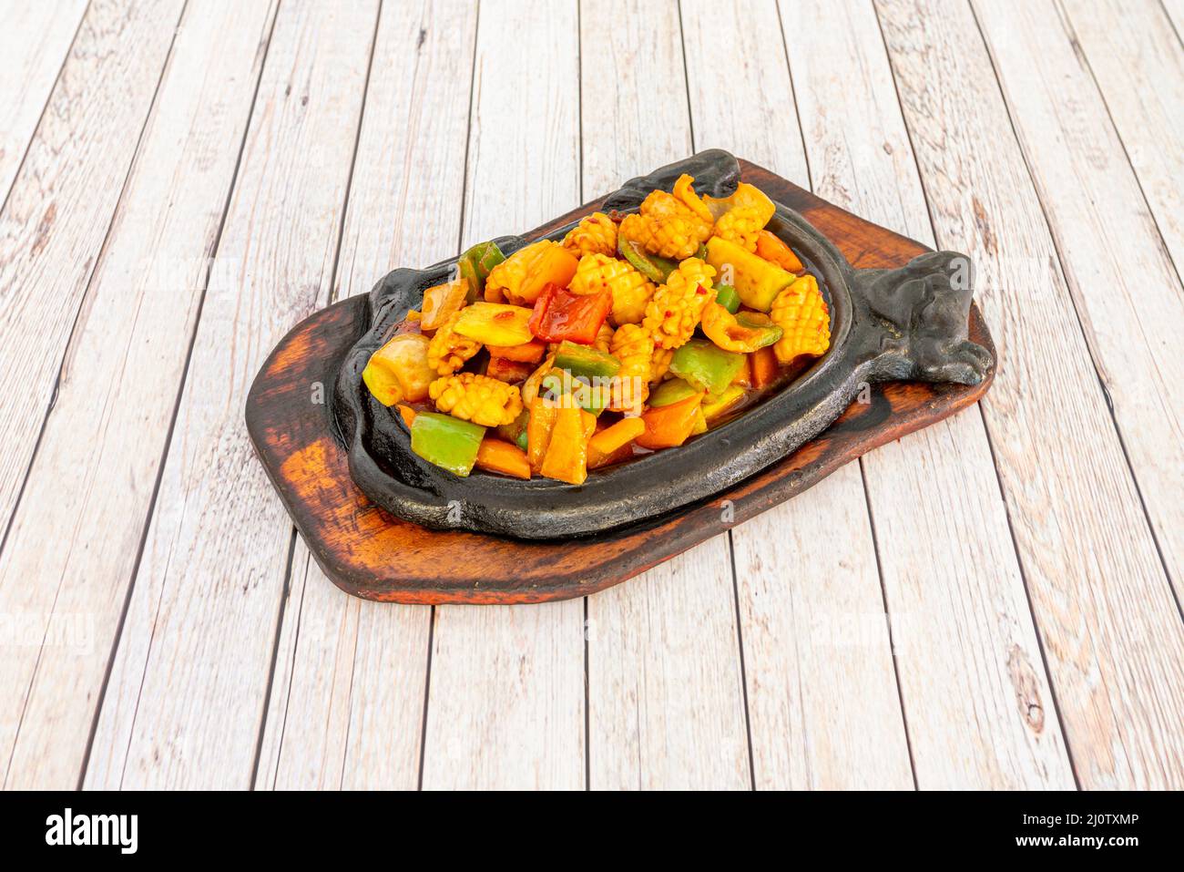 Chinesischer Tintenfisch, ein exquisiter Geschmack dank Sojasauce, Sake, Zitronensaft und Zucker... Eine weitere Möglichkeit, leckeren Tintenfisch zuzubereiten Stockfoto