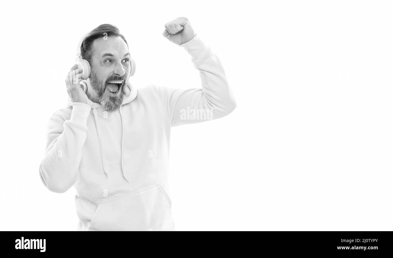 Reifer glücklicher Mann in Kopfhörern. Lächelnder älterer Kerl hören Musik isoliert auf Weiß. Stockfoto