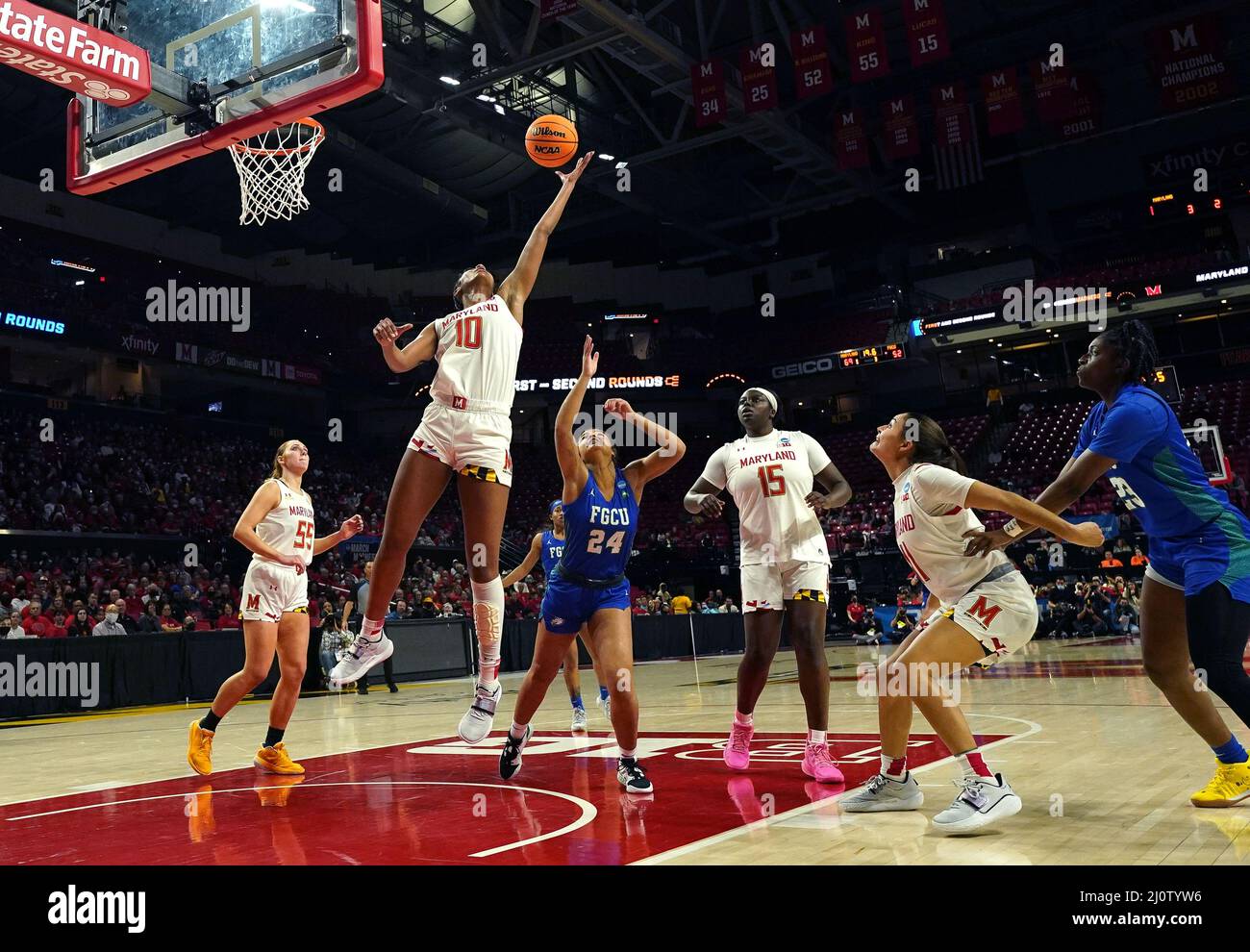 COLLEGE PARK, MARYLAND, USA – 20. MÄRZ 2022: Die Wache der Florida Gulf Coast Eagles, Seneca Hackley (24), beobachtet einen Schuss von den Maryland-Wasserschildkröten Angel Reese (10) während eines NCAA-Basketballturniers für Frauen in der zweiten Runde zwischen den Maryland-Wasserschildkröten und den Florida Gulf Coast Eagles am 20. März 2022 im Xfinity Center im College Park, Maryland. (Foto von Tony Quinn-Alamy Live News) Stockfoto