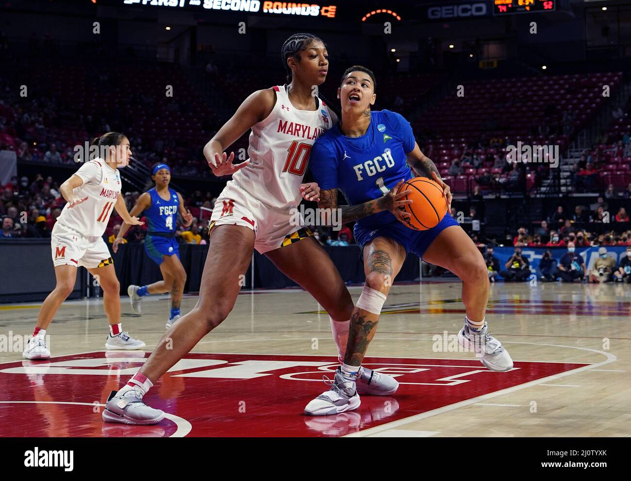COLLEGE PARK, MARYLAND, USA – 20. MÄRZ 2022: Maryland-Wasserschildkröten-Stürmer Angel Reese (10) verteidigt gegen Florida Gulf Coast Eagles Wache Kierstan Bell (1) während eines NCAA Frauen-Basketballturniers zweite Runde Spiel zwischen den Maryland-Wasserschildkröten und den Florida Gulf Coast Eagles, am 20. März 2022, im Xfinity Center, im College Park, Maryland. (Foto von Tony Quinn-Alamy Live News) Stockfoto