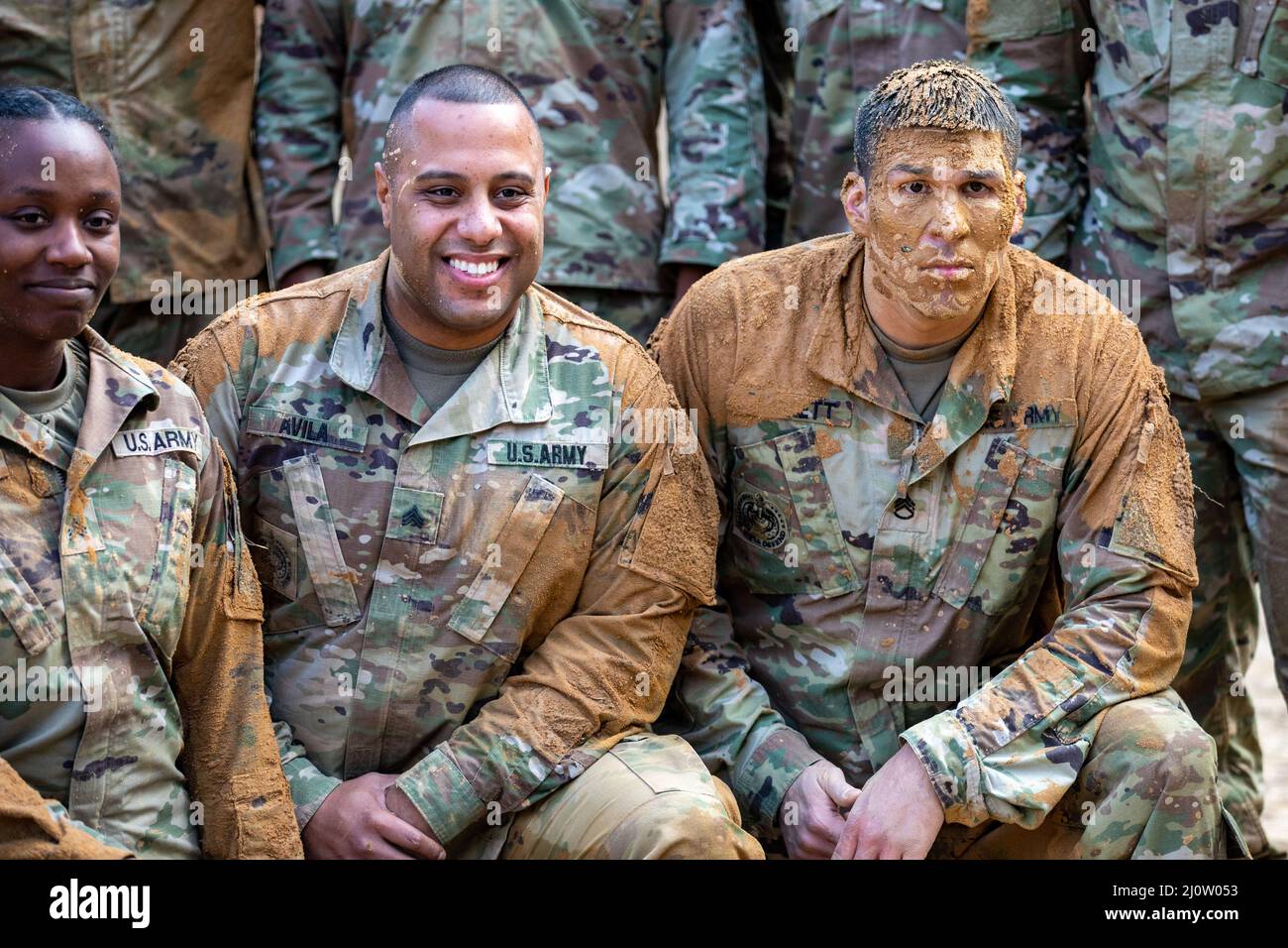 Soldaten der 98. Training Division (Initial Entry Training) posieren für ein Foto, nachdem sie während eines Hinderniskurses im Rahmen des 2022 Best Warrior Competition der 98. Training Division in Fort Benning, Georgia, am 28. Januar 2022 aus dem Schlamm krochen. Der Best Warrior Competition würdigt Soldaten, die sich für die Werte der Armee einsetzen, den Warrior Ethos verkörpern und die Macht der Zukunft repräsentieren. (USA Army Reserve Foto von Sgt. Jeffery Harris) Stockfoto