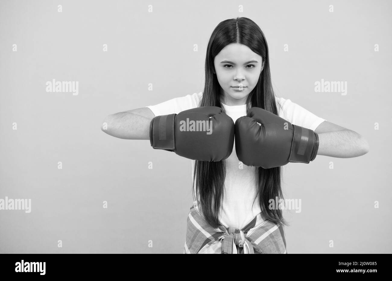 Selbstbewusster Kinderboxer in Boxhandschuhen während des Sporttrainings, Kopierraum, Entschlossenheit Stockfoto