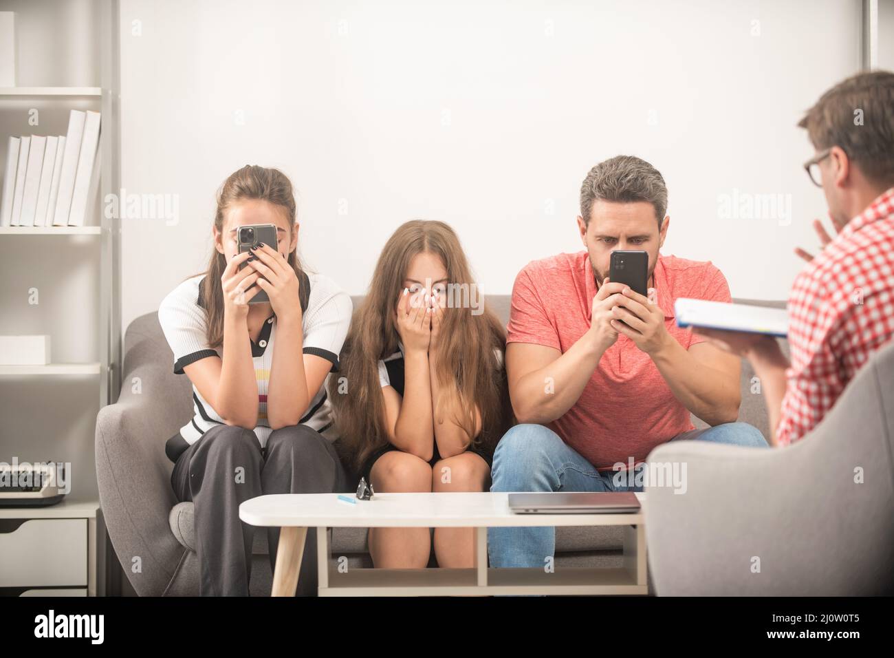 Psychologe geben Familientherapie für Telefon süchtig Papa Mutter und Tochter Mädchen, sucht Stockfoto