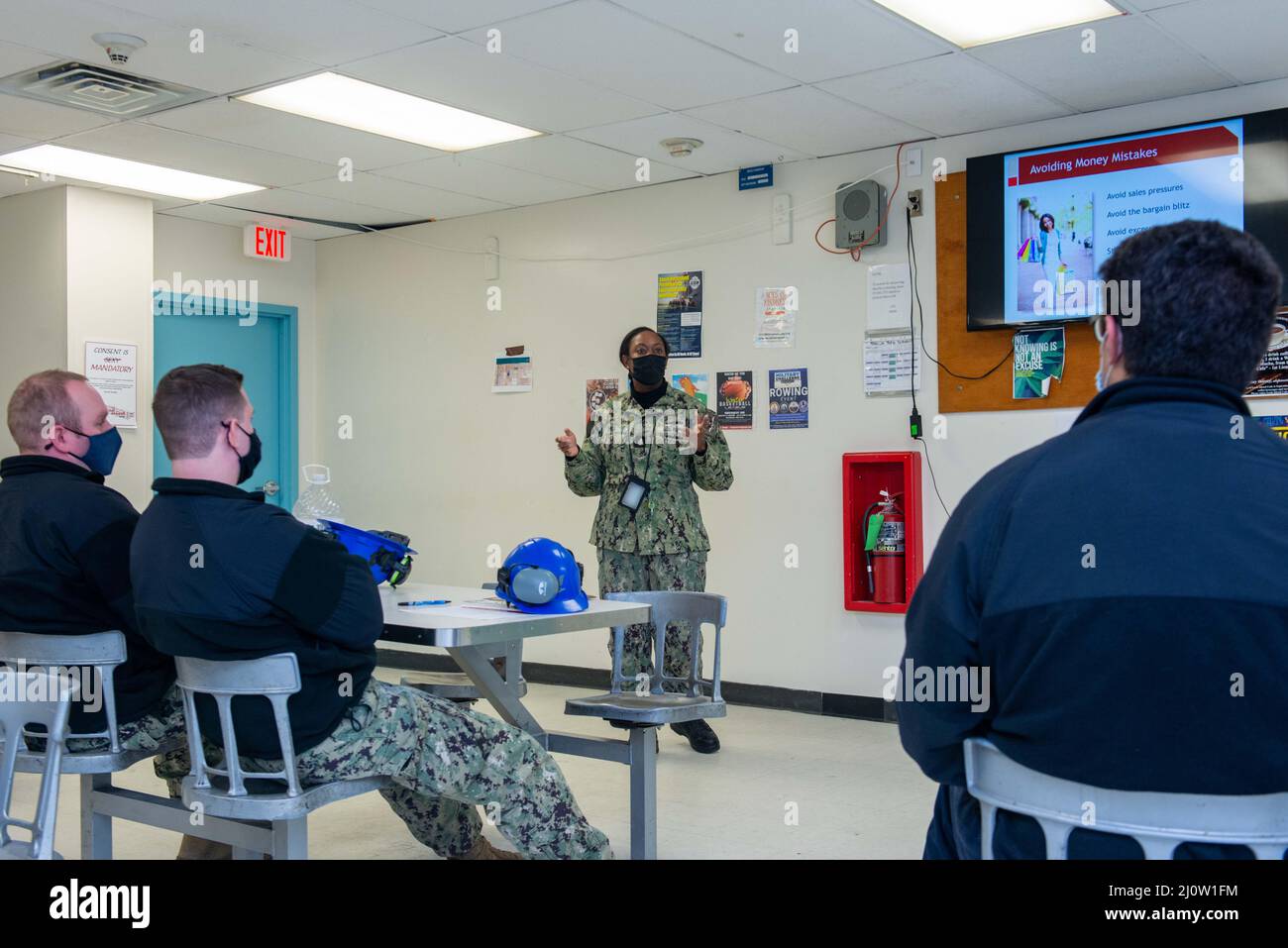 Sherri Hill, Chief Information Systems Technician der US-Marine, aus West Palm Beach, Florida, der dem Flugzeugträger USS John C. Stennis (CVN 74) zugewiesen wurde, führt auf der schwimmenden Beherbergungsanlage in Newport News, Virginia, am 1. Februar 2022 eine Finanzschulung durch. Die John C. Stennis befindet sich in Newport News Shipyard und arbeitet mit NNS, NAVSEA und Auftragnehmern zusammen, die Betankung und komplexe Überholung durchführen, als Teil der Mission, das Kriegsschiff wieder in den Kampf zu bringen, pünktlich und im Rahmen des Budgets, um seine Pflicht zur Verteidigung der Vereinigten Staaten wieder aufzunehmen. (USA Navy Foto von Mass Communication Specialist 3. Stockfoto