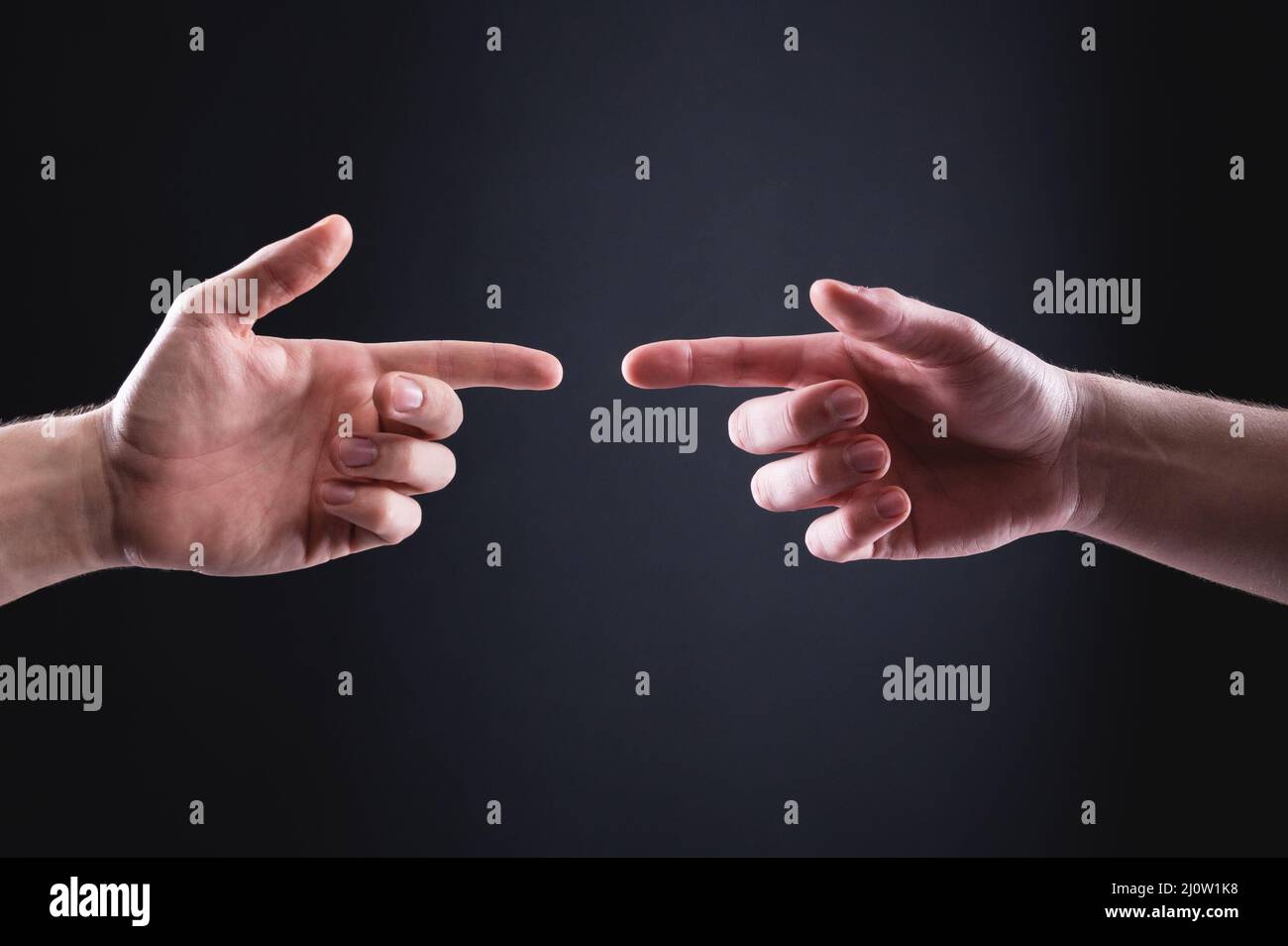 Zwei Männerhände zeigen mit Zeigefingern aufeinander. Das Konzept des gegenseitigen Verständnisses zwischen Männern, ausgedrückt in Handgestur Stockfoto