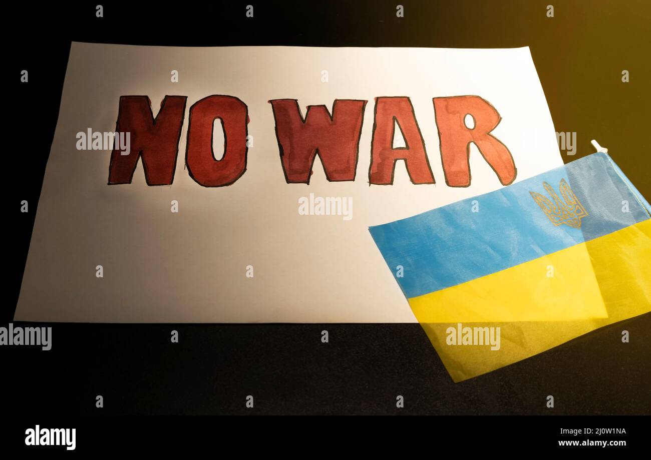 KEIN KRIEGSPROTEST gegen den Krieg in der Ukraine. Protest gegen den russischen Einmarsch in die Ukraine. Ohne Krieg rot auf weißem Hintergrund mit dem Ukrainer Stockfoto