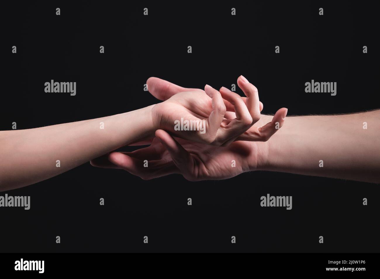 Eine Nahaufnahme von zwei Händen, männlich und weiblich, berühren sich sanft. Das Konzept zitterte Ablehnung zwischen den Geschlechtern Stockfoto