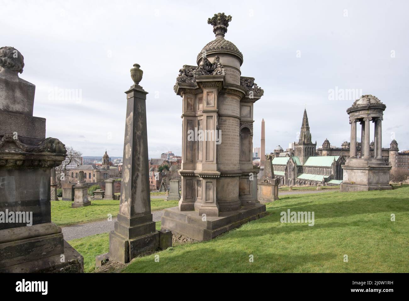 Die viktorianische Glasgow Necropolis mit Blick auf die nahe gelegene Glasgow Cathedral verfügt über viele große und interessante Gräber, Gräber und Strukturen Stockfoto