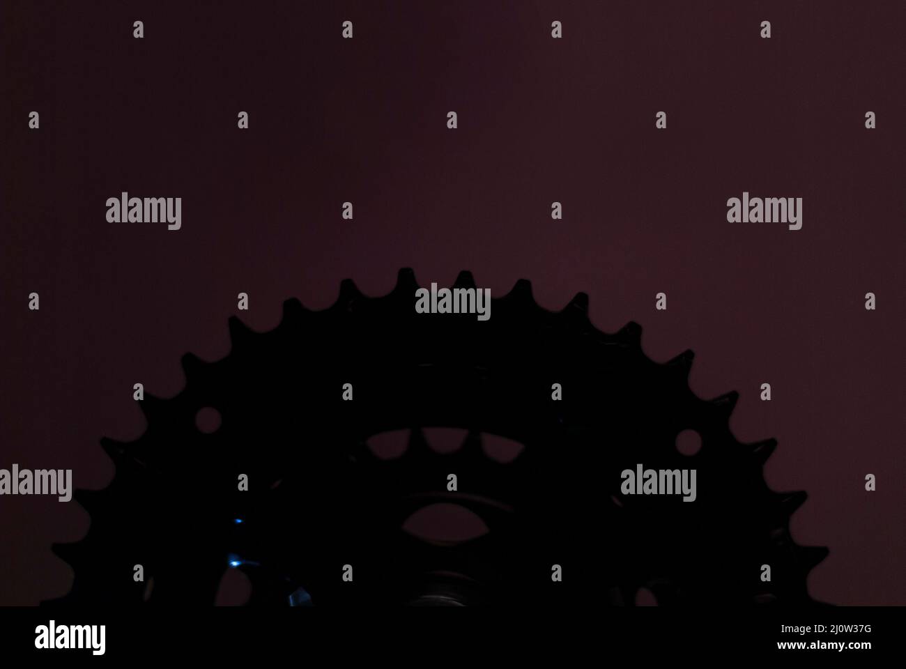 Shine Fahrrad Kettenblatt Zähne auf lila Hintergrund in horizontaler mit Copy Paste Stockfoto