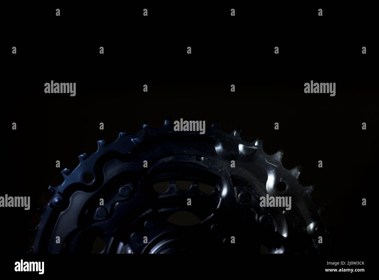 Shine Fahrrad Kettenblatt Zähne auf schwarzem Hintergrund horizontal mit Copy Paste Stockfoto