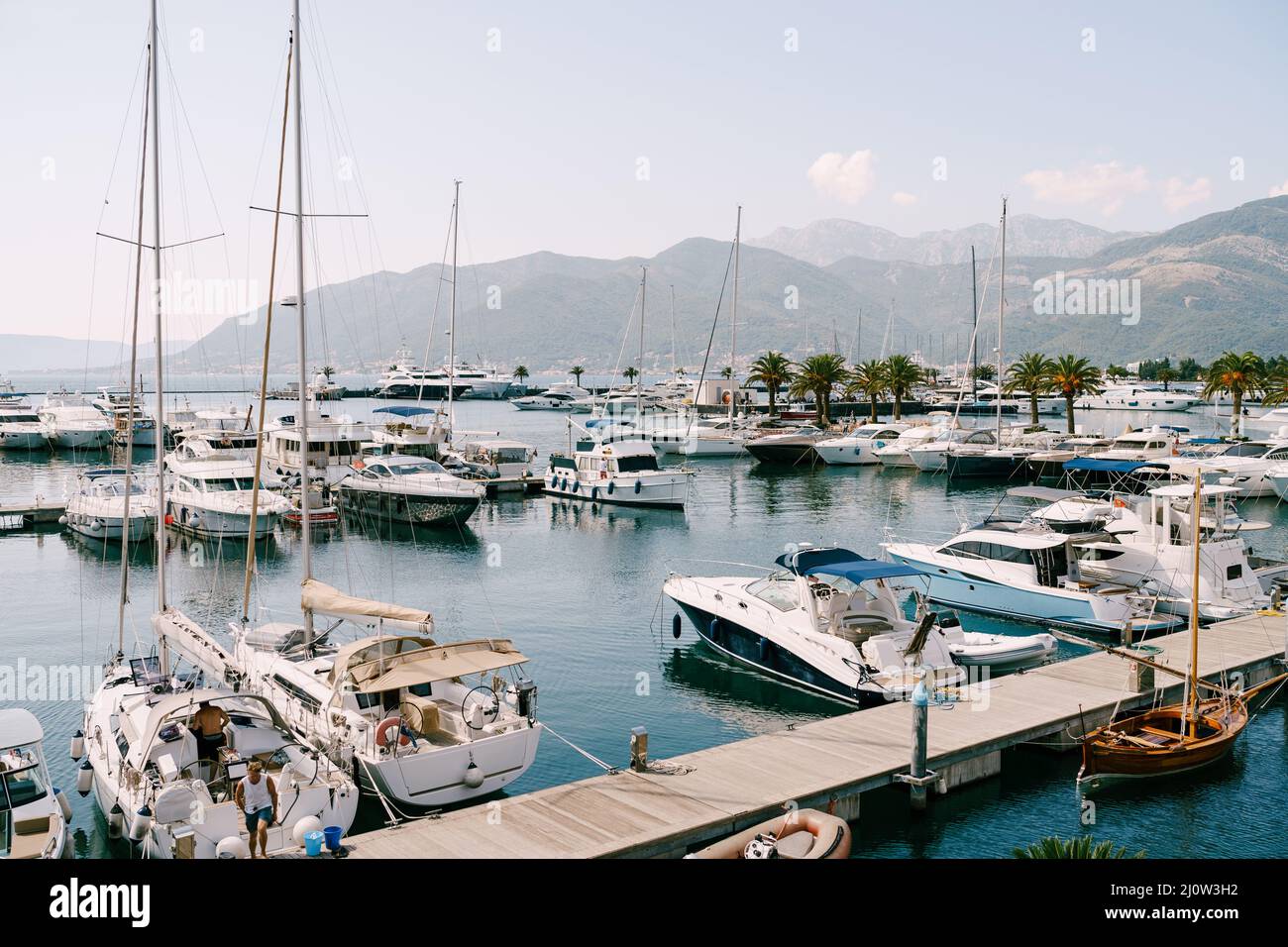 Motorboote und Segelboote liegen am Pier. Porto, Montenegro Stockfoto