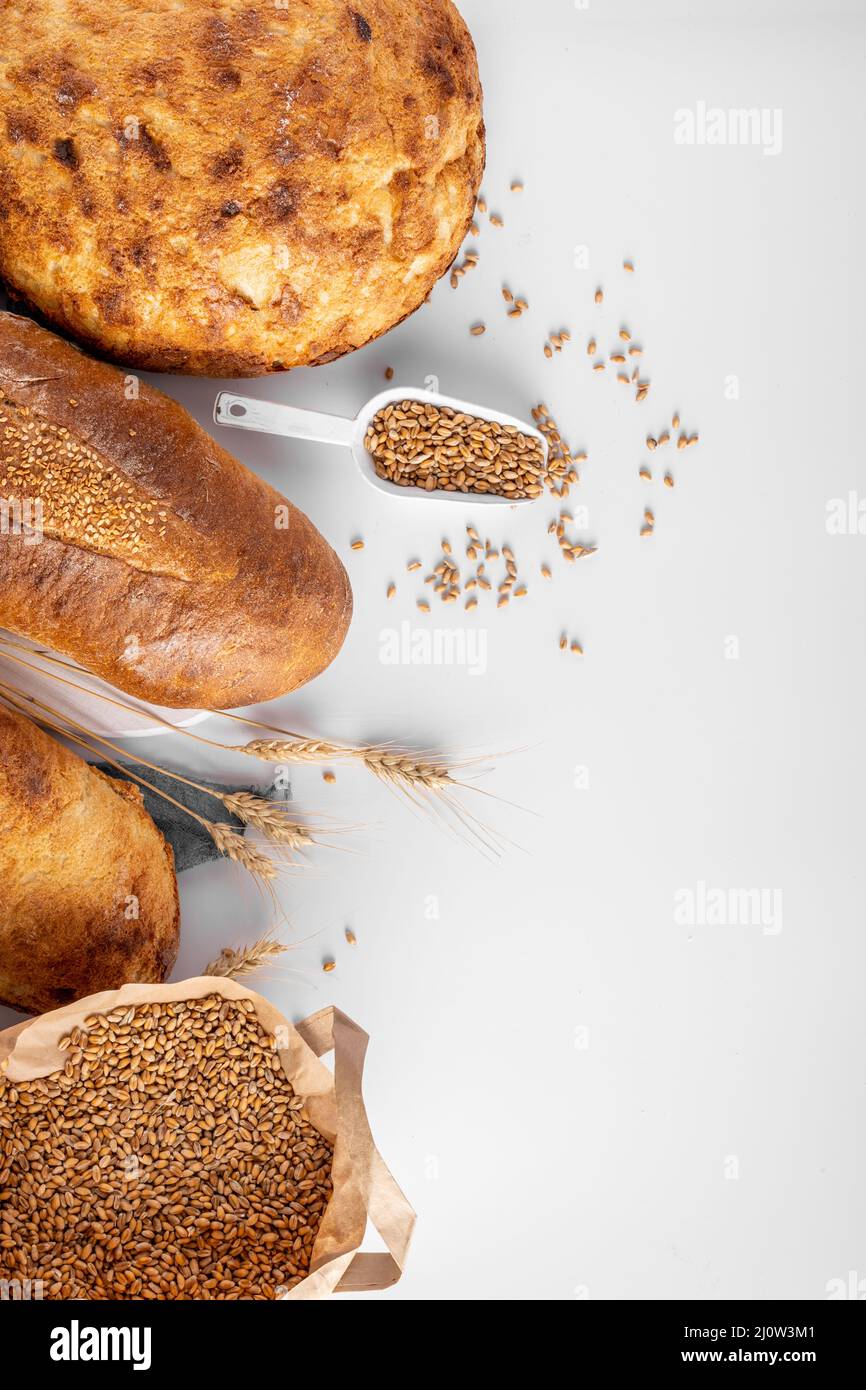 Hausgemachte köstliche frisch gebackene heidnischen natürlichen Brot Food-Gruppe auf grauem Hintergrund Stockfoto