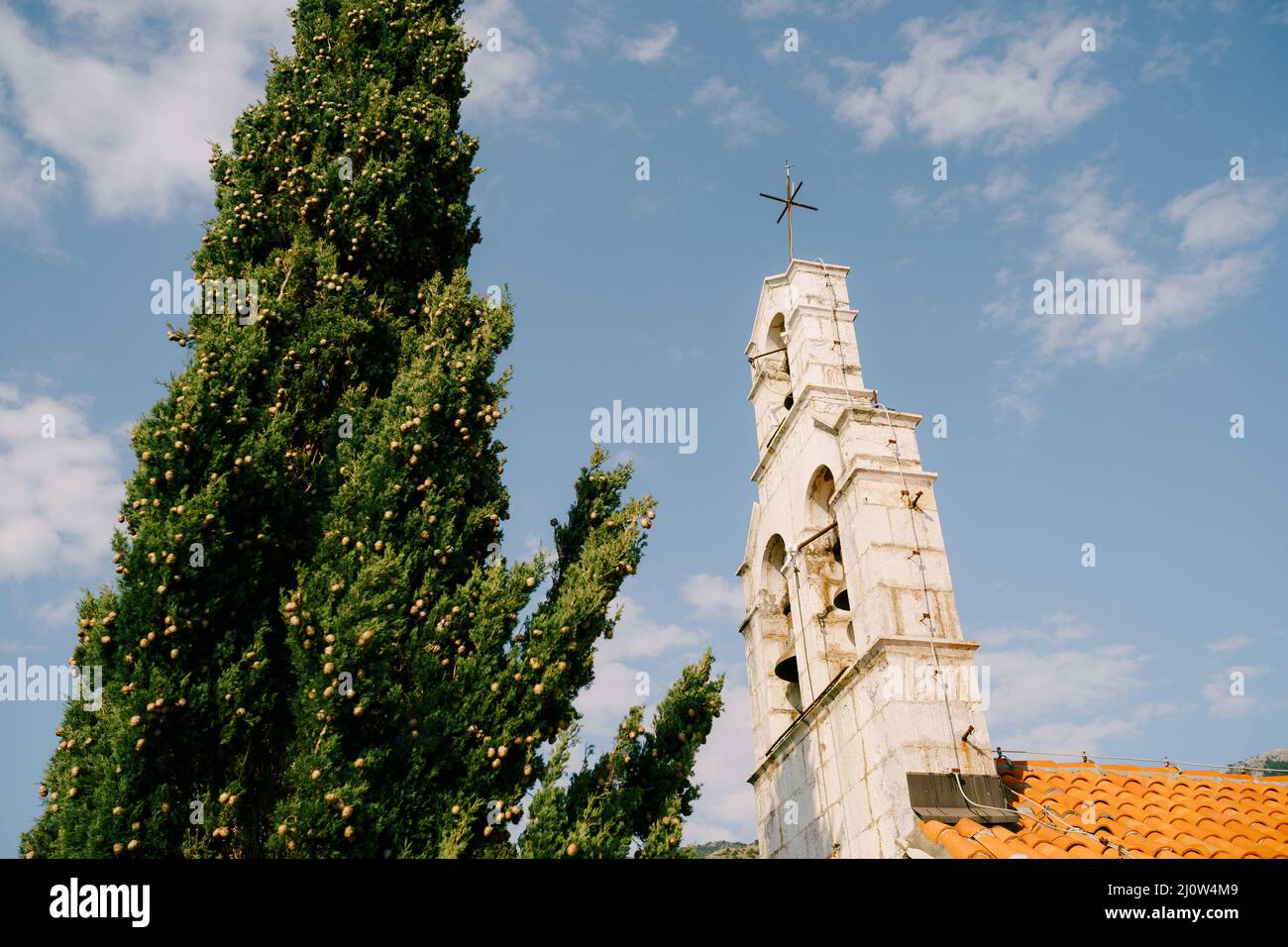 Alter Glockenturm aus Stein mit Glocken gegen den Himmel Stockfoto