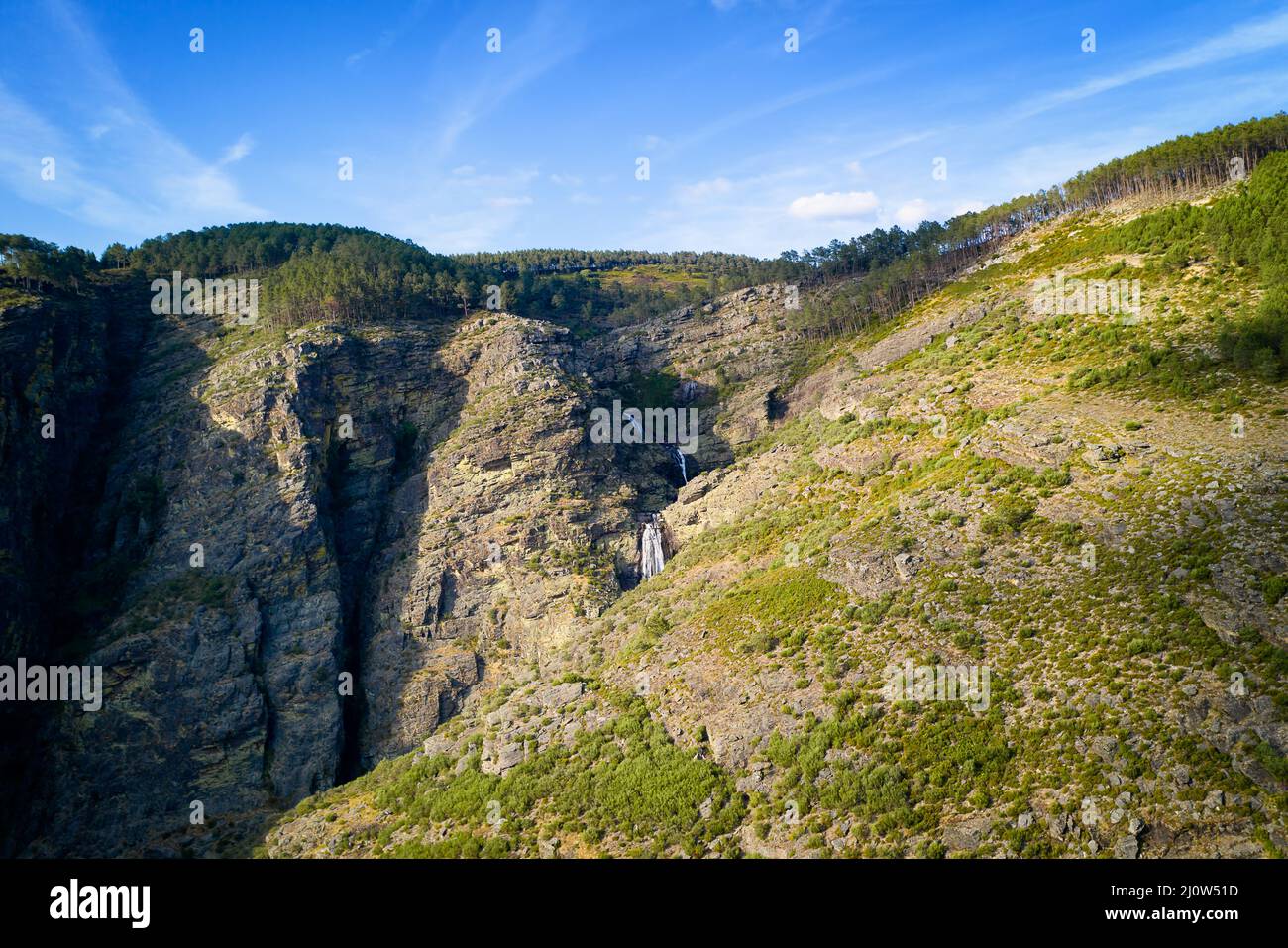 Fisgas de ermelo Wasserfall Drohne Luftaufnahme in Mondim de Basto Stockfoto