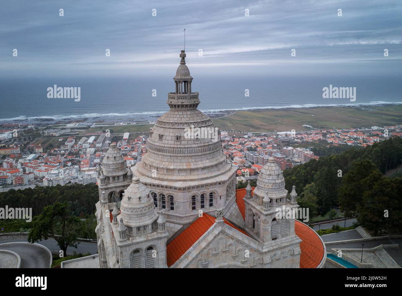 Santa Luzia Kirche Heiligtum Drohne Luftaufnahme in Viana do Castelo und atlantik im Hintergrund, in Portugal Stockfoto