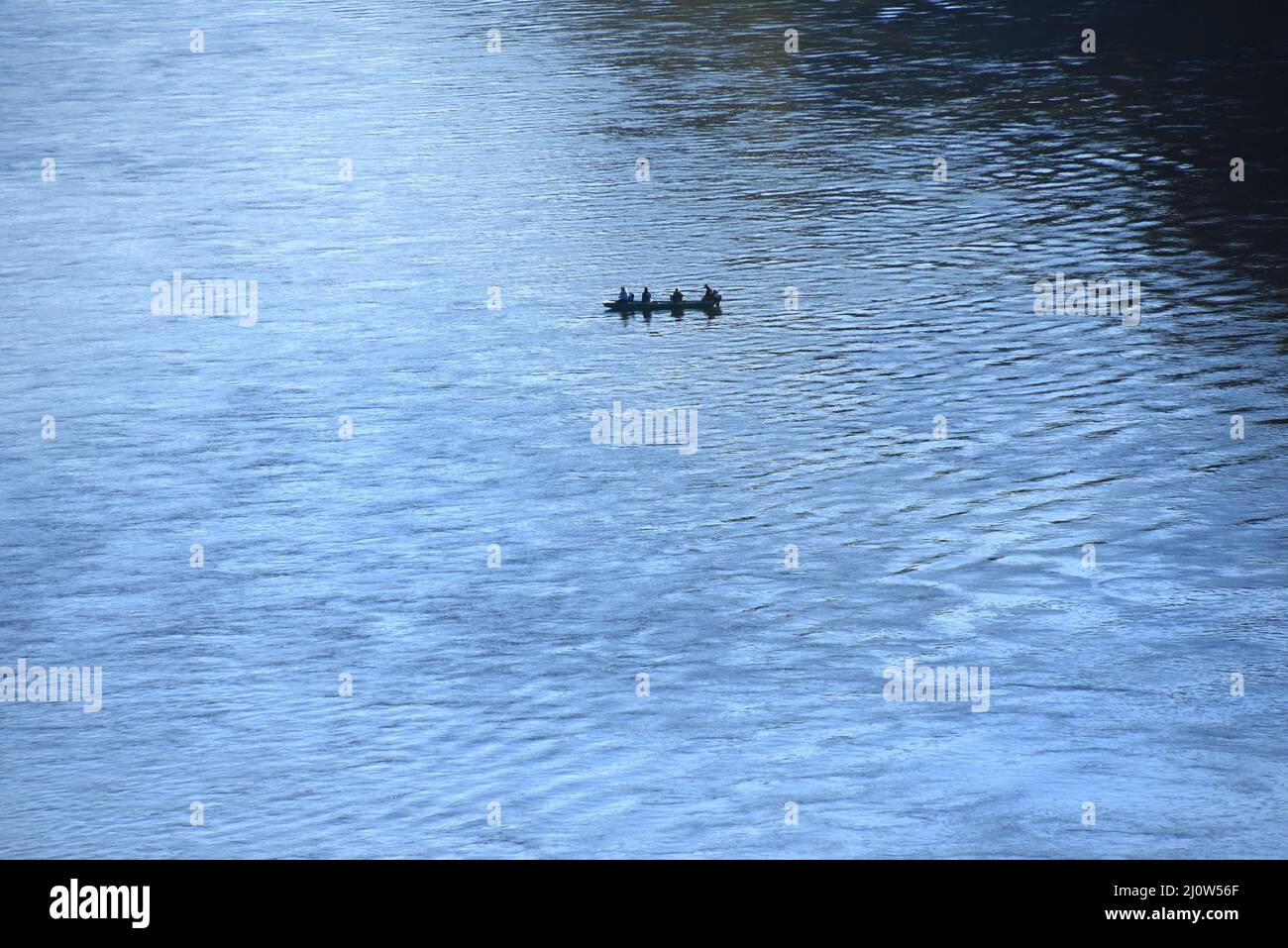 Gruppe von vier Fischen vom Boot entlang des White River in North Arkansas. Sie fischen im Ozark National Forest und Ozark Plateau. Stockfoto