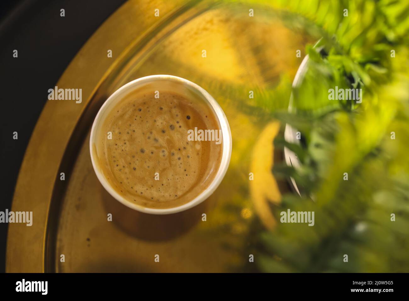 Aromatischer, duftender, frisch gebrühter Cappuccino oder Latte mit Schaumstoff, serviert in einer Tasse auf dem Kaffeetisch Stockfoto