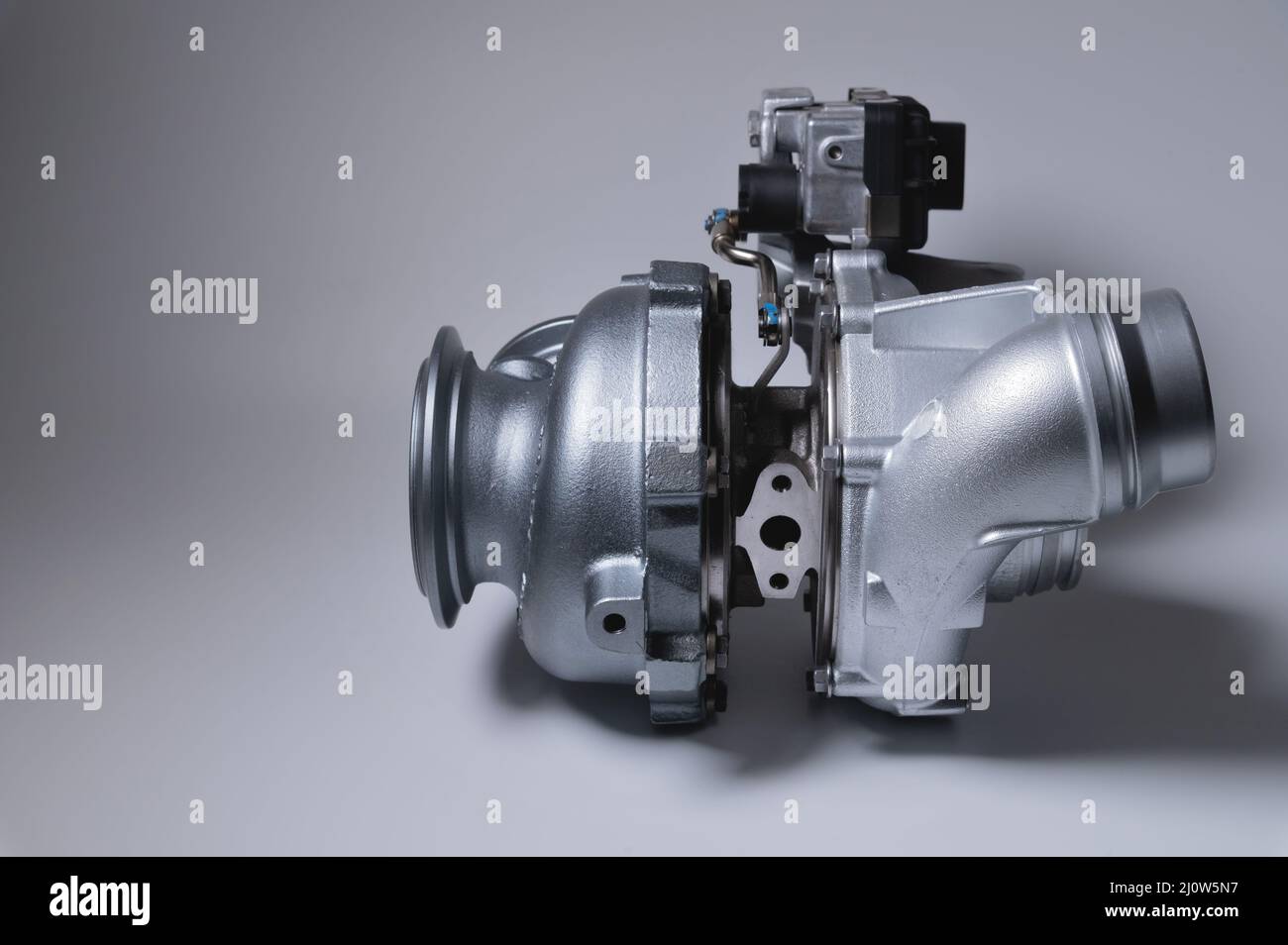 Neuer Turbolader aus Metall. Abgasgebläse. Teile Hintergrund Stockfoto