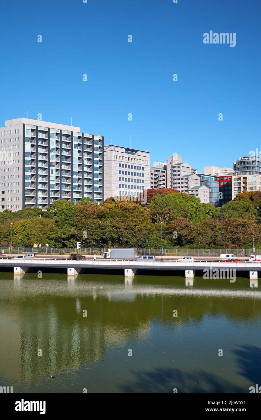 Der Blick auf den Sanbancho-Bezirk über den Chidorigafuchi-Graben. Stockfoto