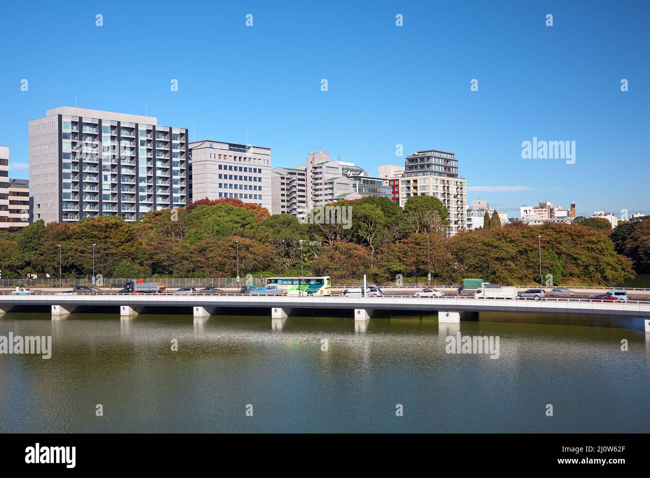 Der Blick auf den Sanbancho-Bezirk über den Chidorigafuchi-Graben. Stockfoto