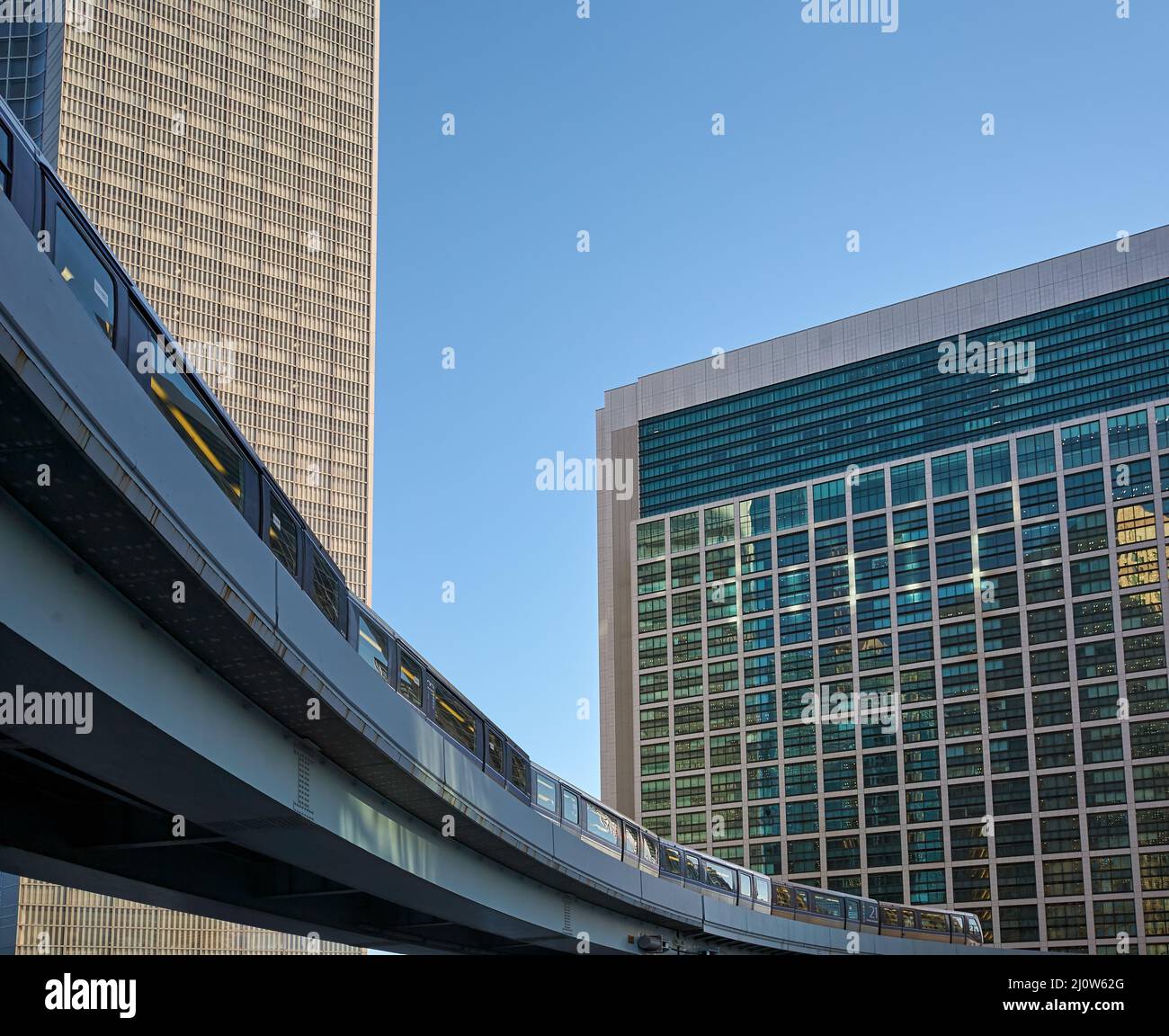 Pedi Shiodome Shopping Complex und Yurikamome erhöhte Bahnlinie bei Shiodome. Tokio. Japan Stockfoto