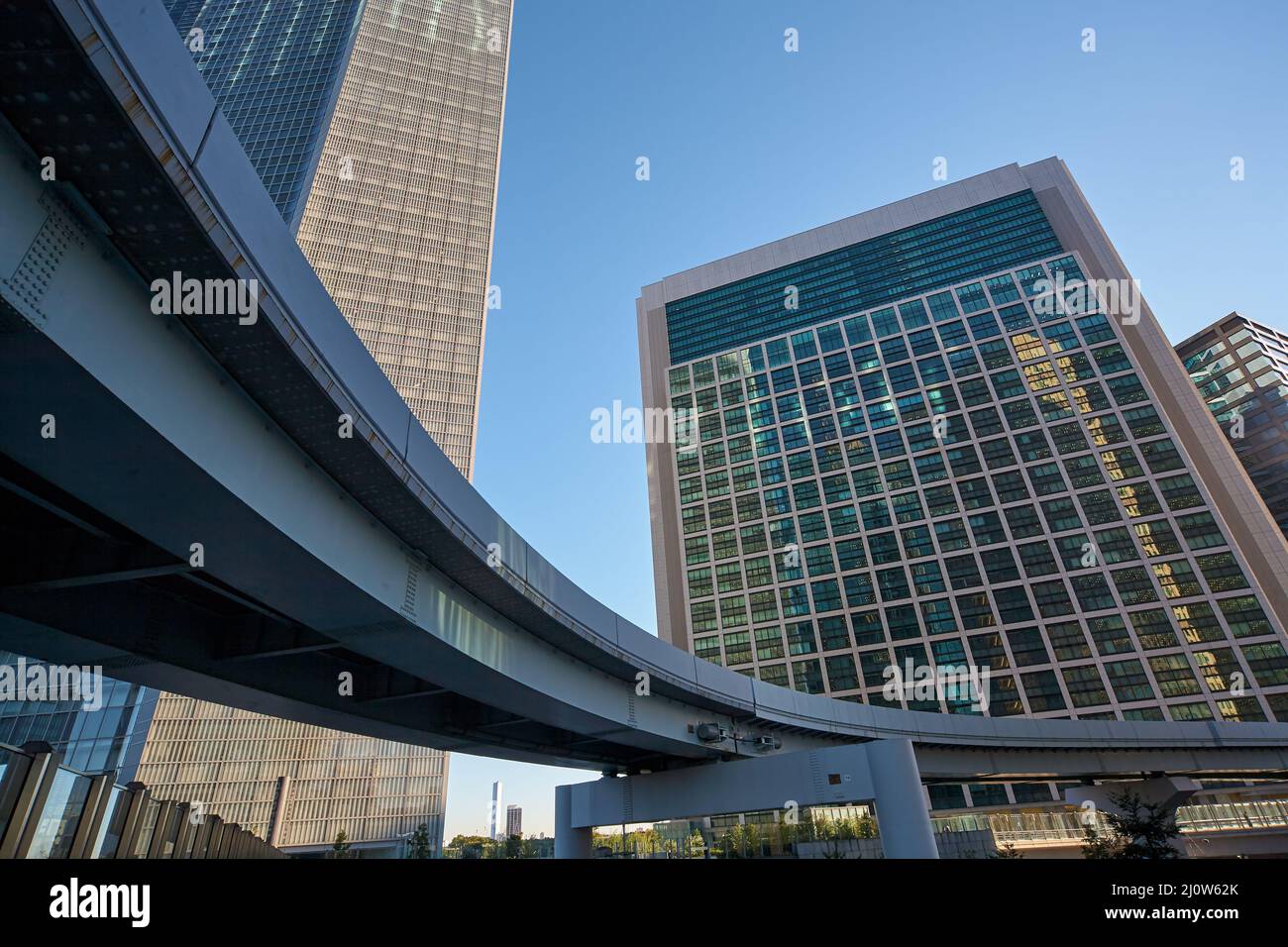 Pedi Shiodome Shopping Complex und Yurikamome erhöhte Bahnlinie bei Shiodome. Tokio. Japan Stockfoto