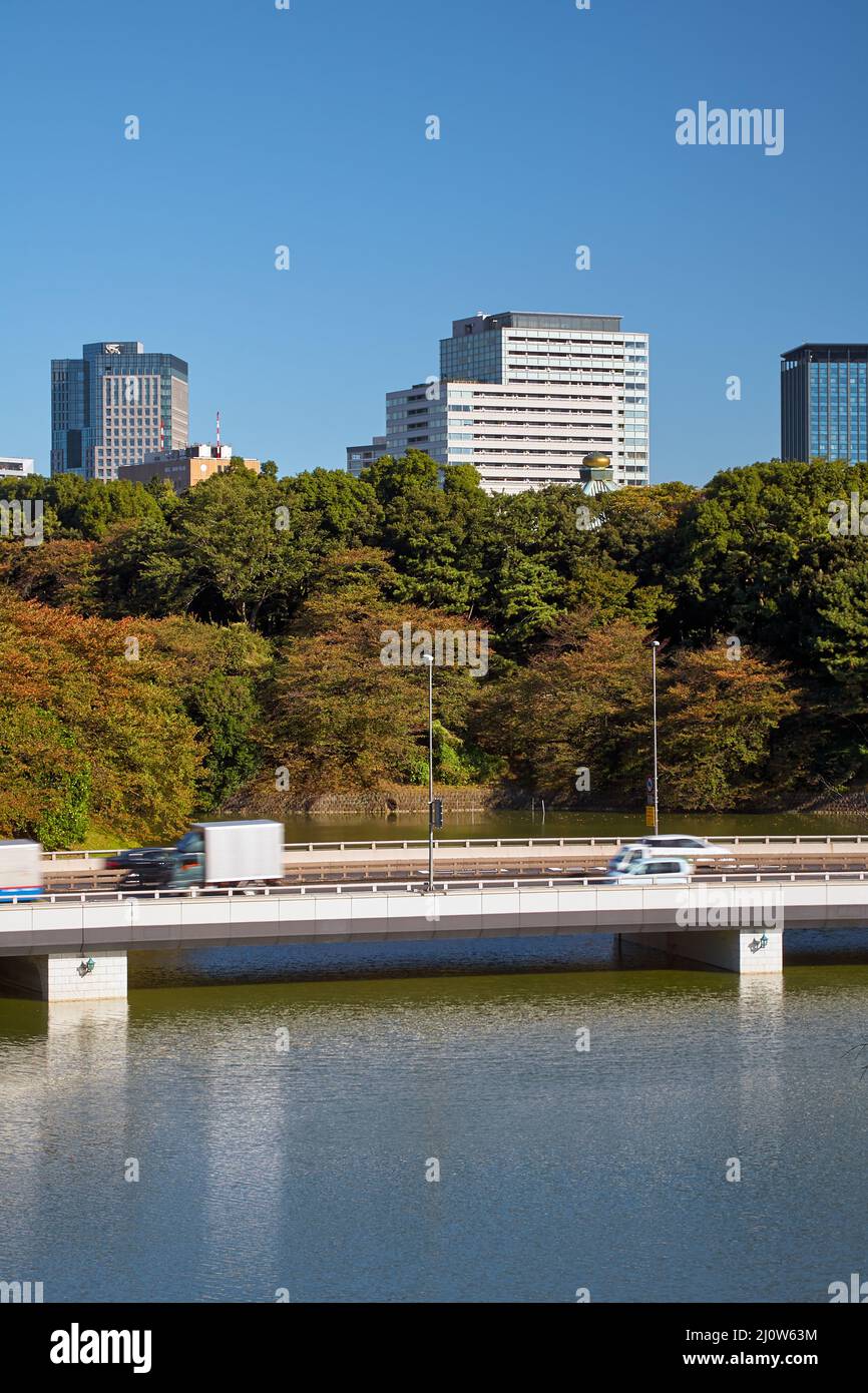 Der Blick auf den Sanbancho-Bezirk über den Chidorigafuchi-Graben. Stockfoto